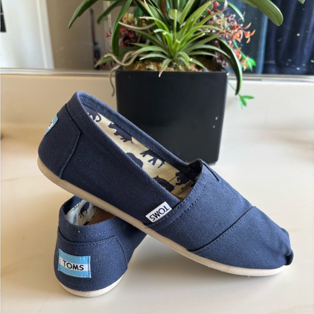 TOMS WOMEN CLASSIC NAVY
CANVAS SLIPON SHOE
001001B07NVY SIZE 7